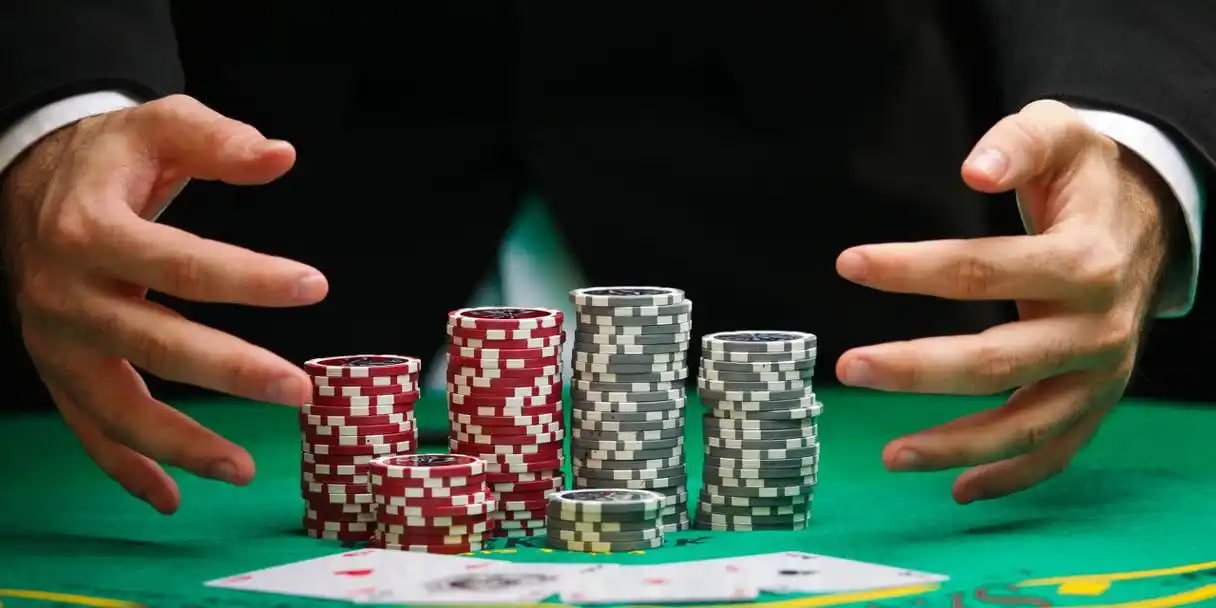 Poker ကတ်ဂိမ်း ကစားနေမှု အနီးကပ်မြင်ကွင်း